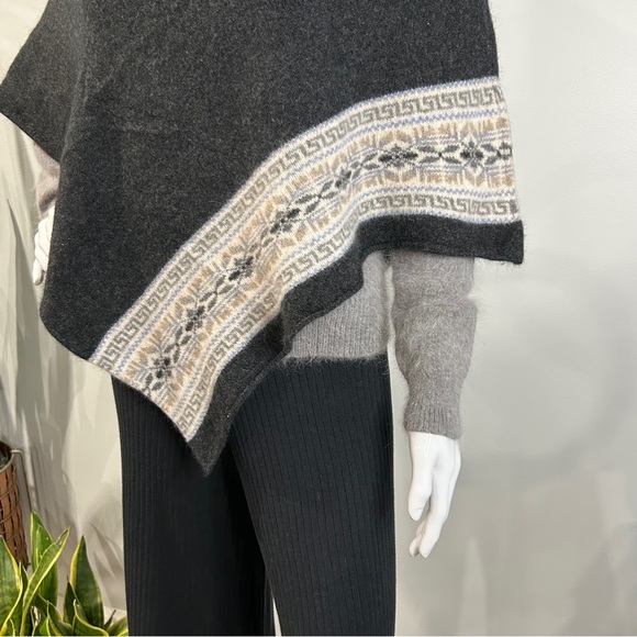 Orkney Isles Geelong Lambswool Poncho - Picture 7 of 10